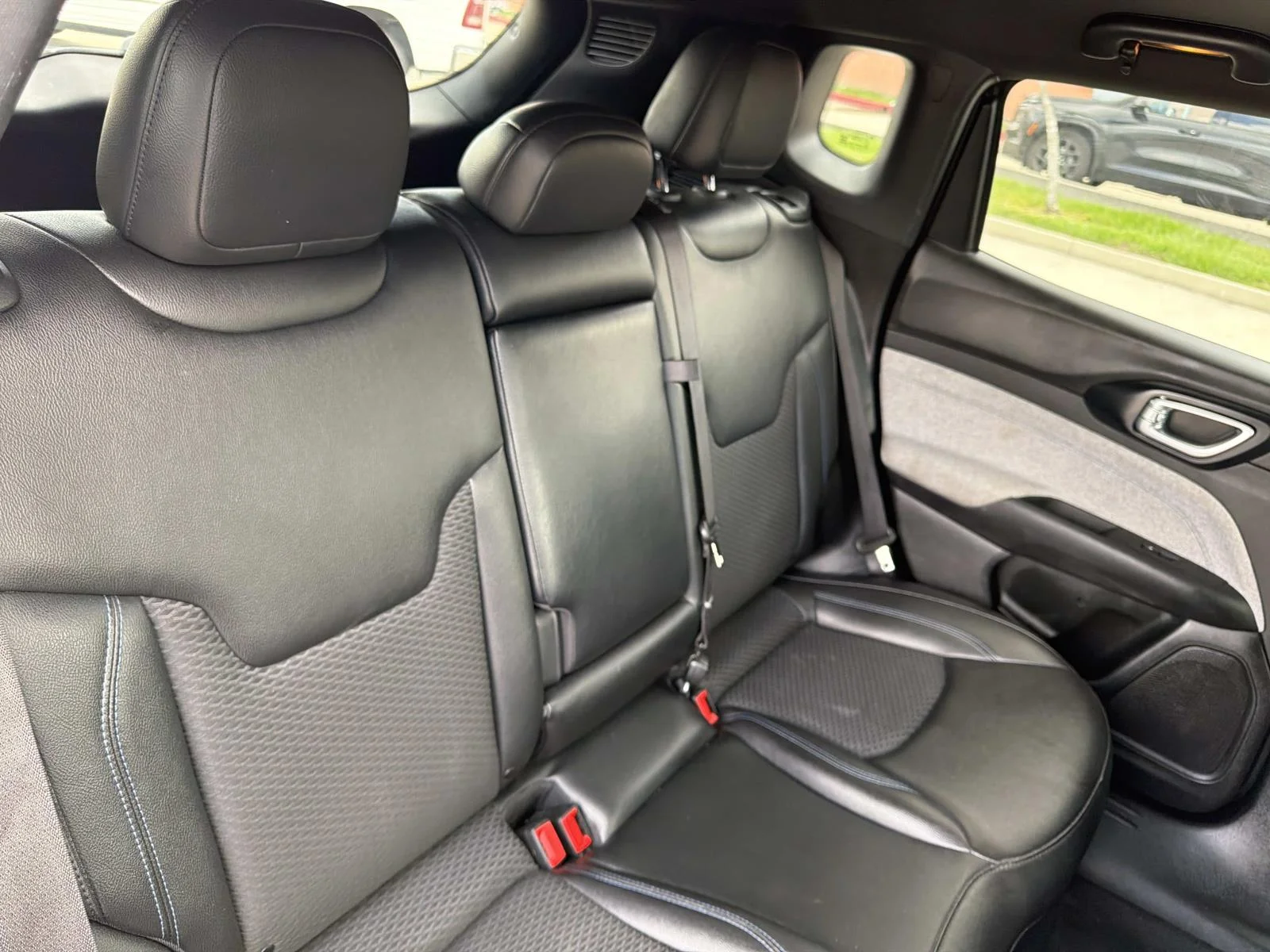 Used 2024 Gray Jeep Latitude 4x4 image 9