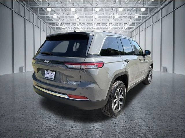 New 2027 Sting-Gray Clear-Coat Paint Jeep Laredo X image 4