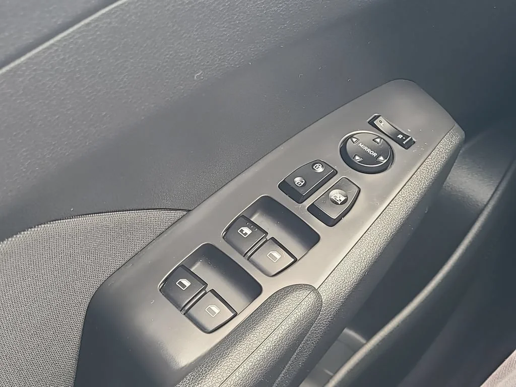 Used 2019 Red Hyundai SE image 17