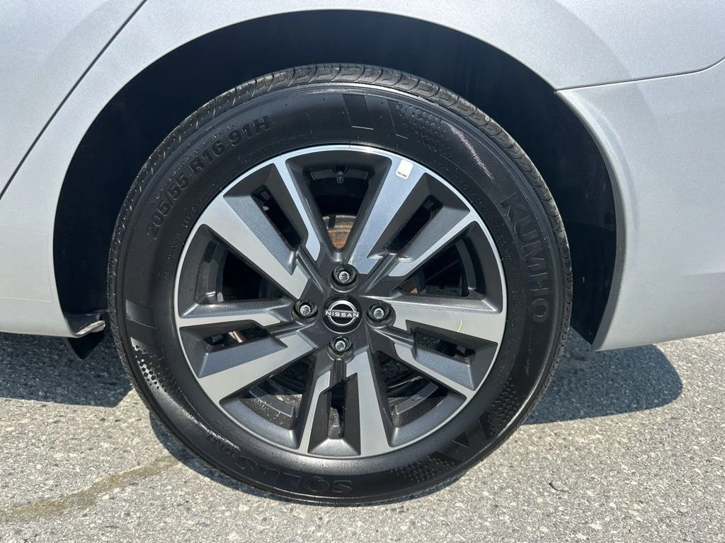Used 2025 Silver Nissan 1.6 SV image 24