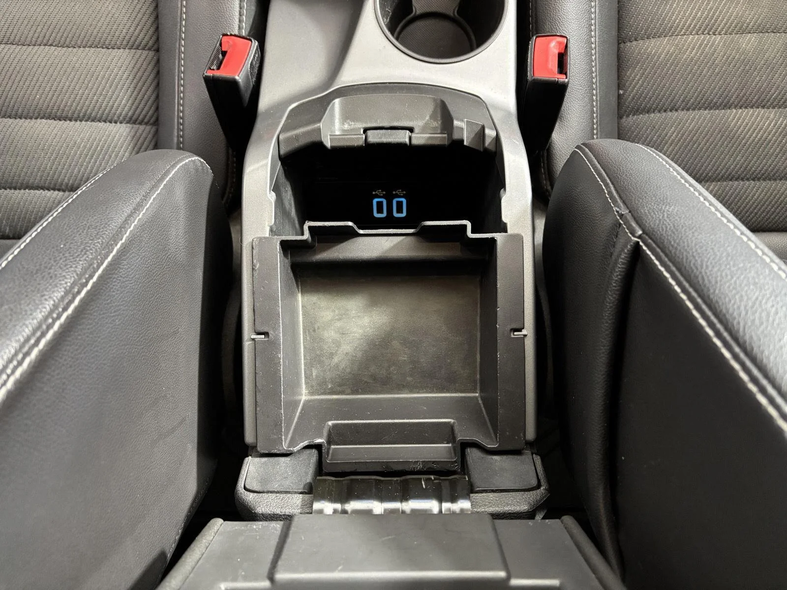 Used 2016 Shadow Black Ford SE image 34