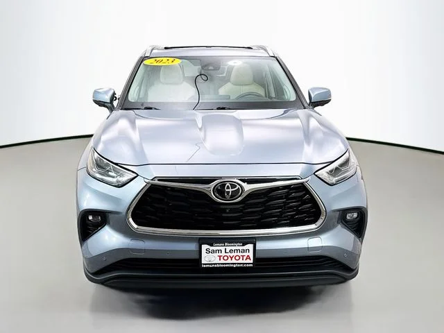 Used 2023  Toyota Limited image 2