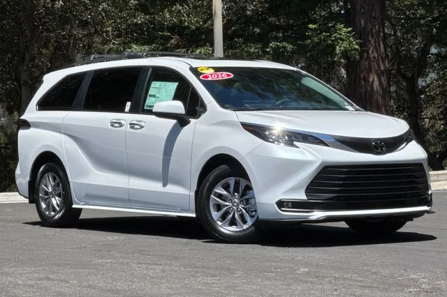 New 2026 Wind Chill Pearl <sup>1</sup> Toyota  XLE image 2