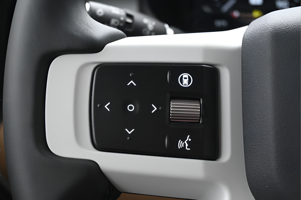 New 2026 White Land Rover X-Dynamic SE image 18
