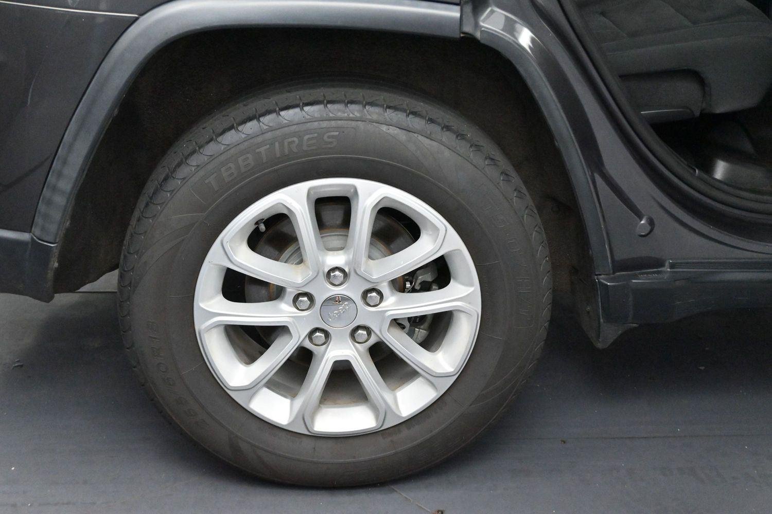 Used 2016 Granite Crystal Metallic Clearcoat Jeep Laredo image 29