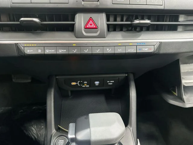 New 2026 Snow White Pearl Kia LXS image 17