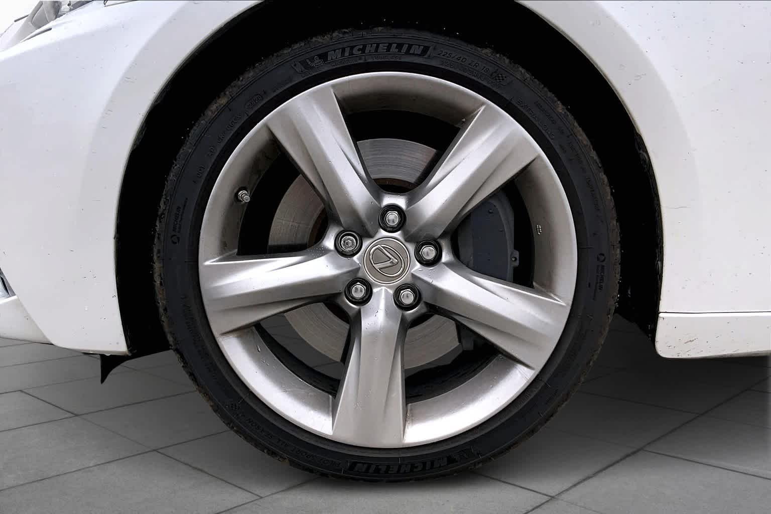 Used 2015 Starfire Pearl Lexus  image 11