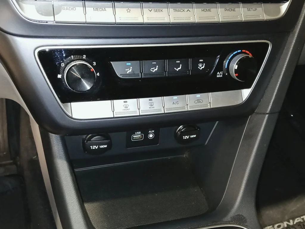 Used 2018 White Hyundai SE image 18