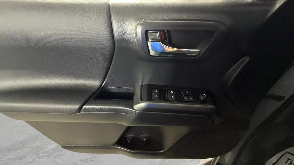 Used 2023  Toyota SR image 25