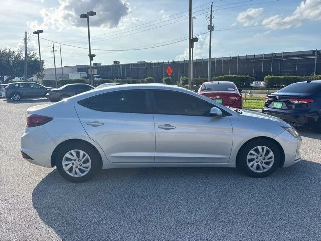 Used 2019 Silver Hyundai SE image 2