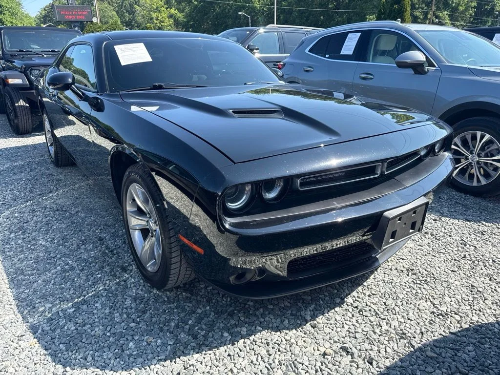 Used 2015 Black Dodge SXT image 2