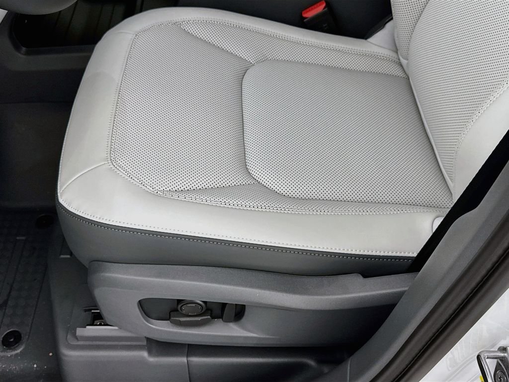 New 2026 Fuji White Land Rover X-Dynamic SE image 20
