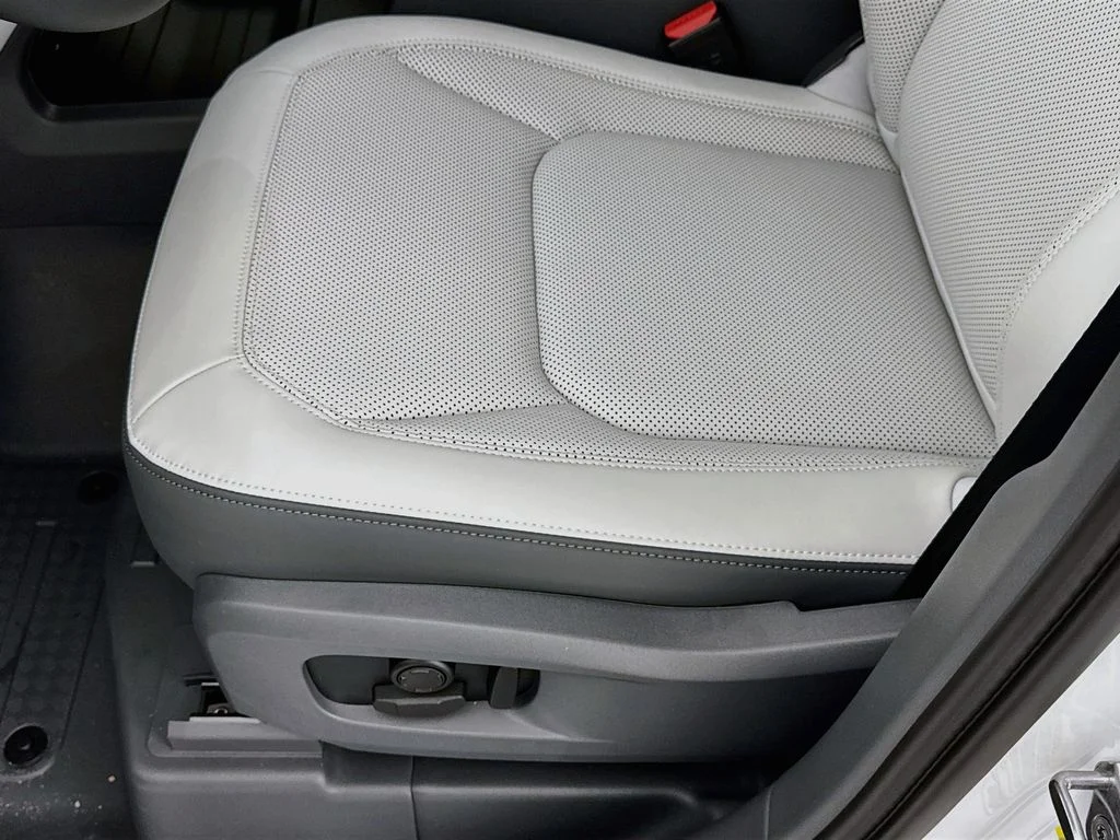 New 2026 Fuji White Land Rover X-Dynamic SE image 20