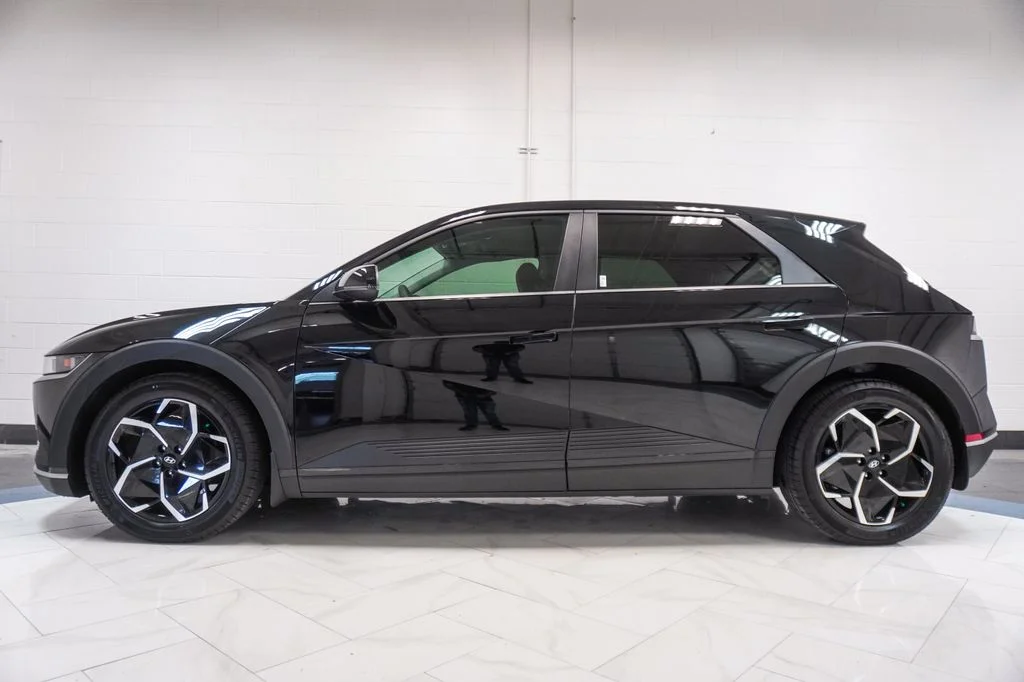 Used 2023 Black Hyundai SE image 31