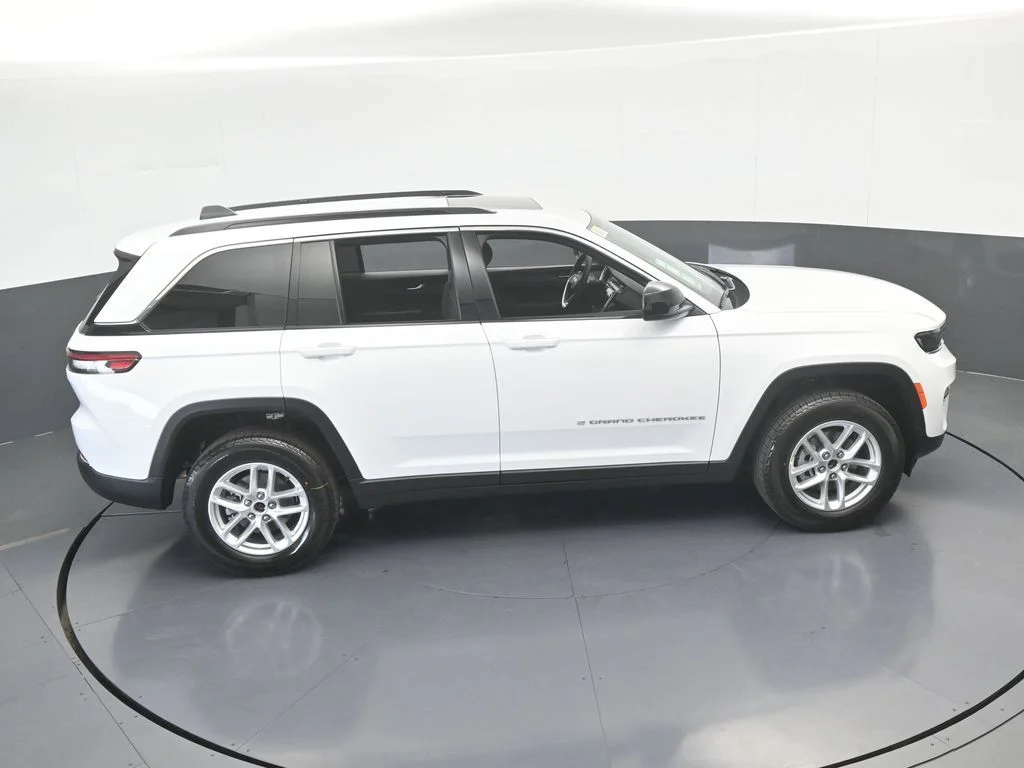 New 2026 Bright White Clear-Coat Exterior Paint Jeep Laredo X image 49