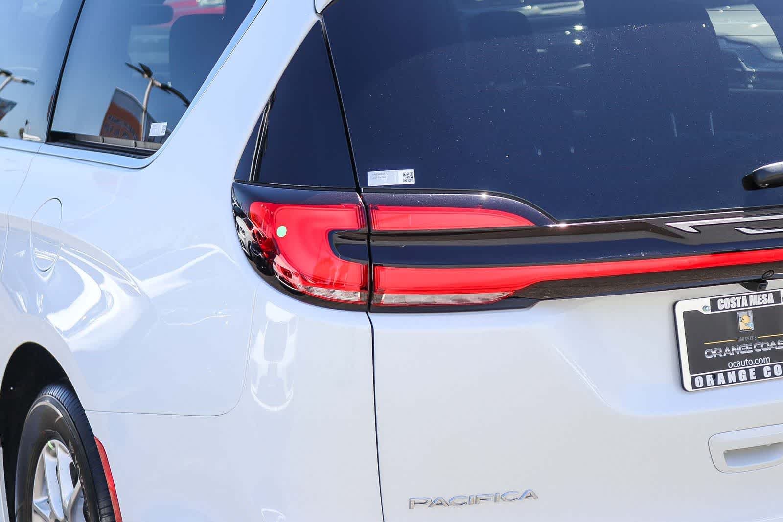 New 2027 Bright White Clear-Coat Exterior Paint Chrysler Select image 7