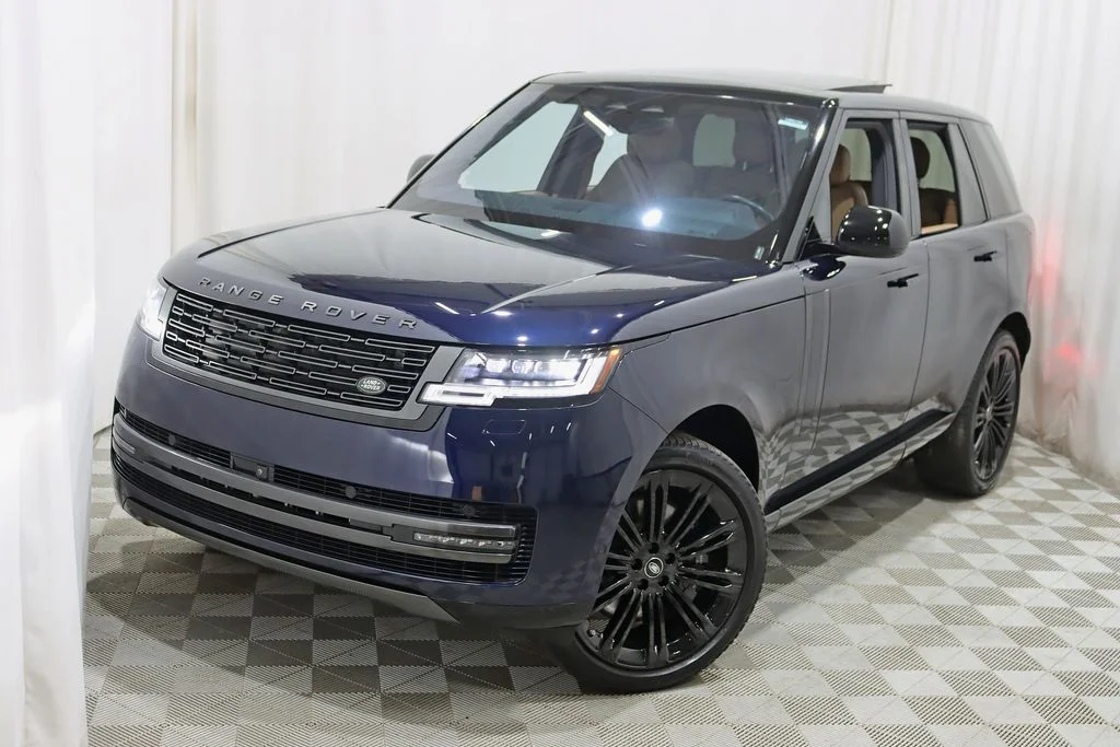 Used 2023  Land Rover SE image 6