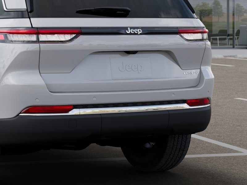 New 2025 Bright White Clear-Coat Exterior Paint Jeep Laredo image 13