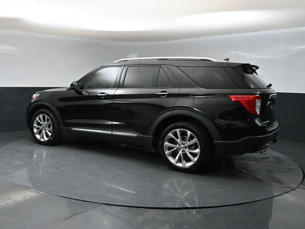 Used 2021 Black Metallic Ford Platinum image 4