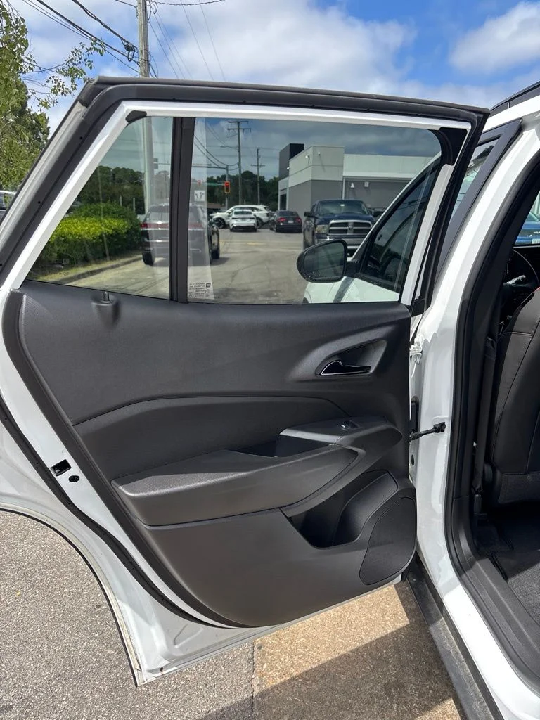 Used 2025 White Chevrolet 2RS image 19