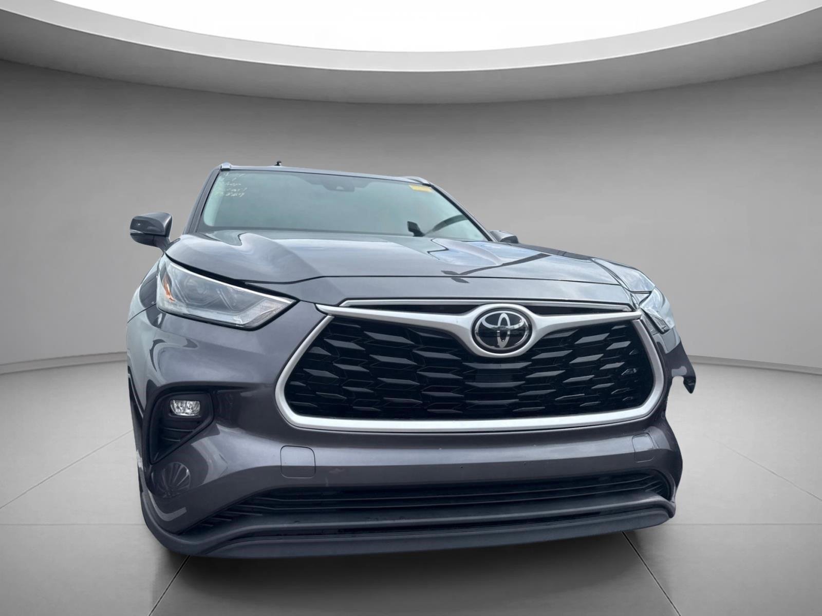 Used 2021 Magnetic Gray Metallic Toyota XLE image 24