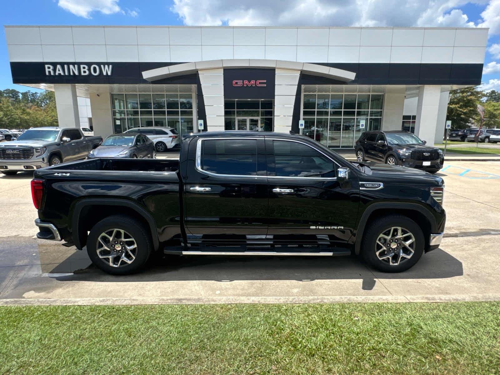 Used 2024 Onyx Black GMC SLT image 1