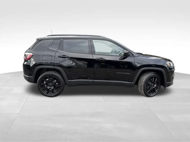 New 2026 Diamond Black Crystal Pearlcoat Jeep Latitude image 8