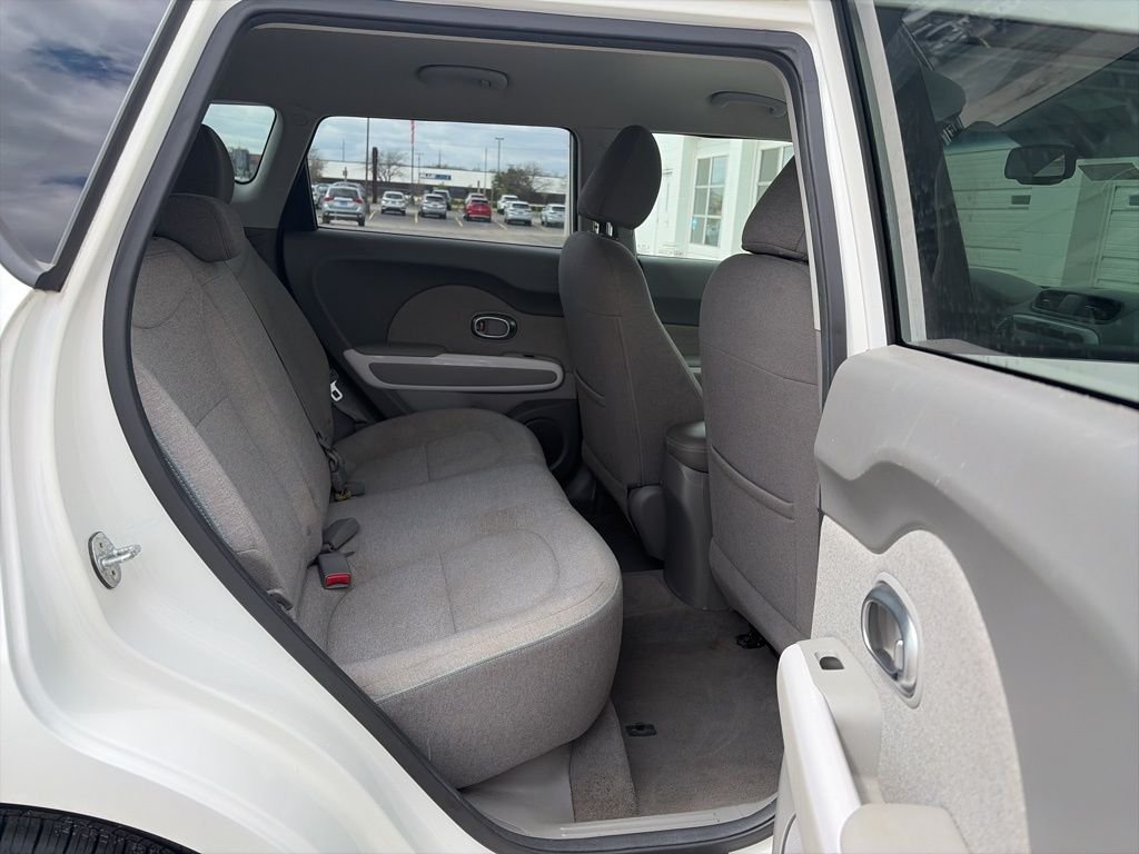 Used 2017 White Kia Base image 14