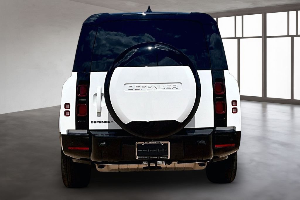 Certified Used 2025 Fuji White Land Rover X-Dynamic SE image 4