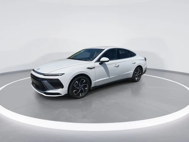 Used 2025 White Hyundai SEL image 4