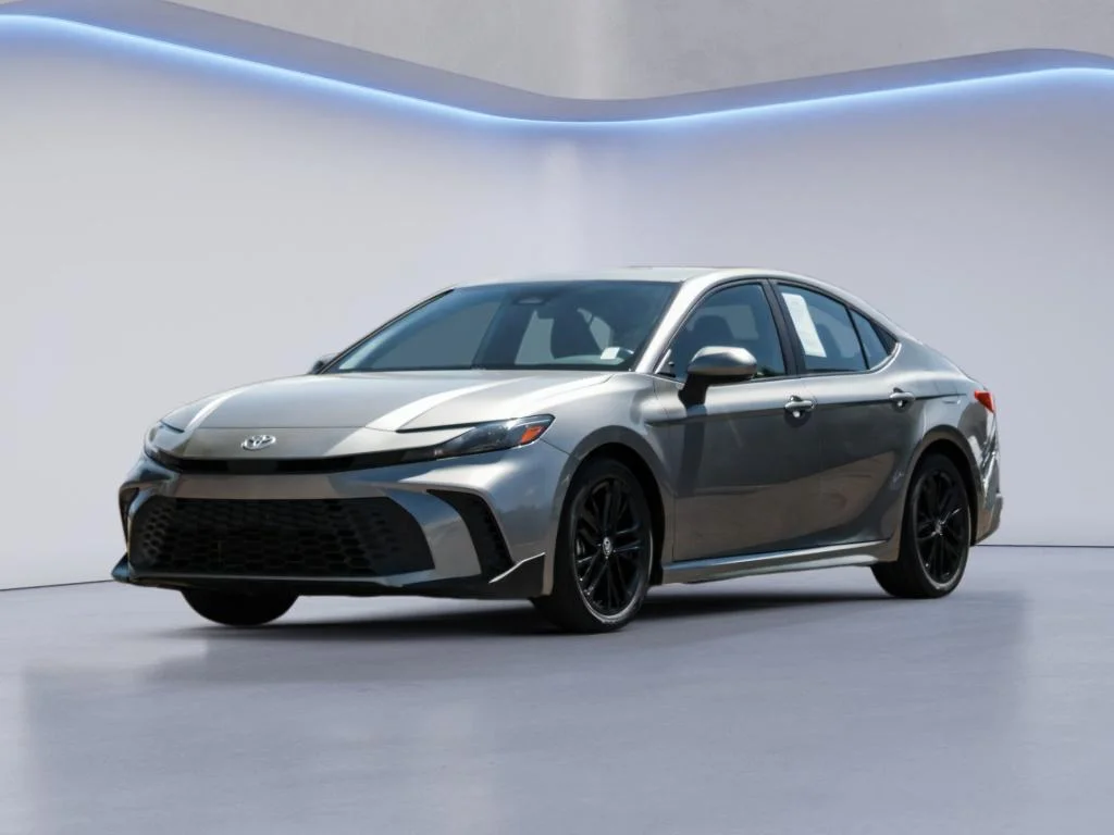 Used 2025  Toyota SE image 1