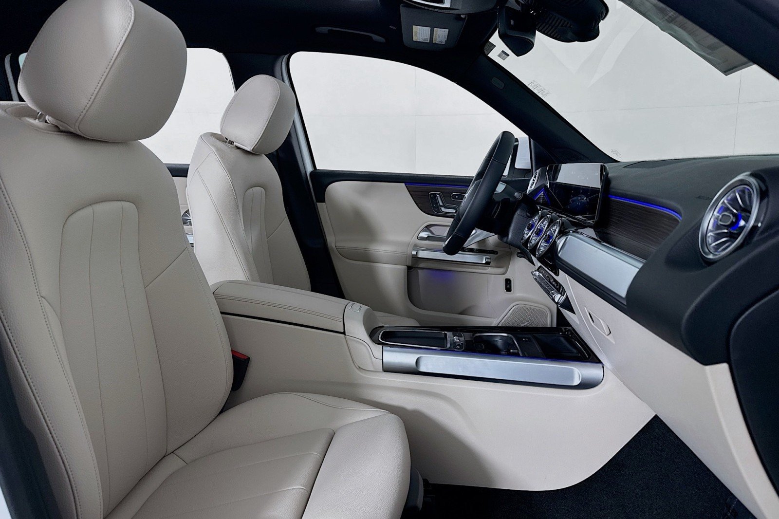 New 2026 Polar White Mercedes-Benz GLB 250 4MATIC® SUV image 6