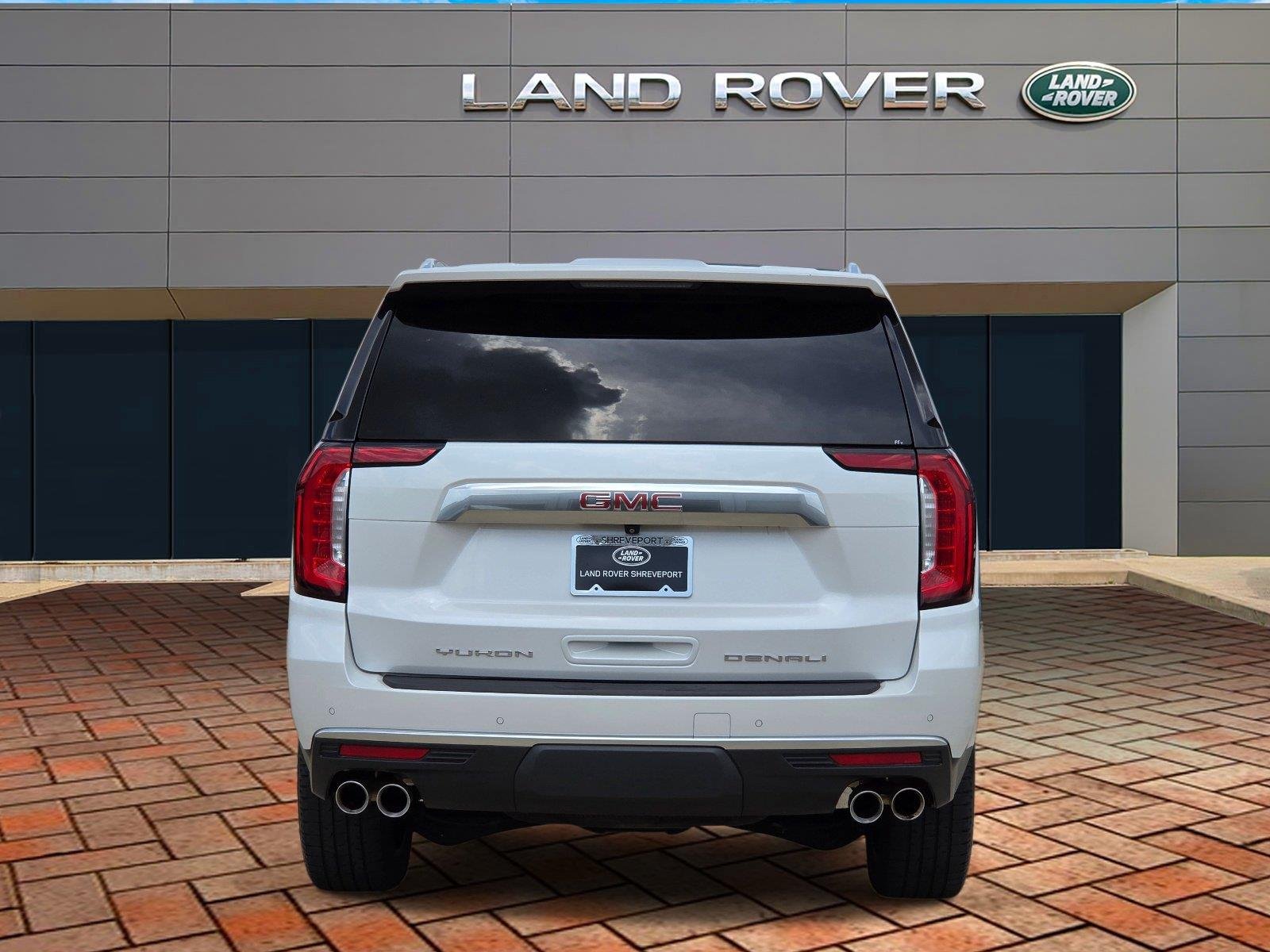 Used 2022 White Frost Tricoat GMC Denali image 5
