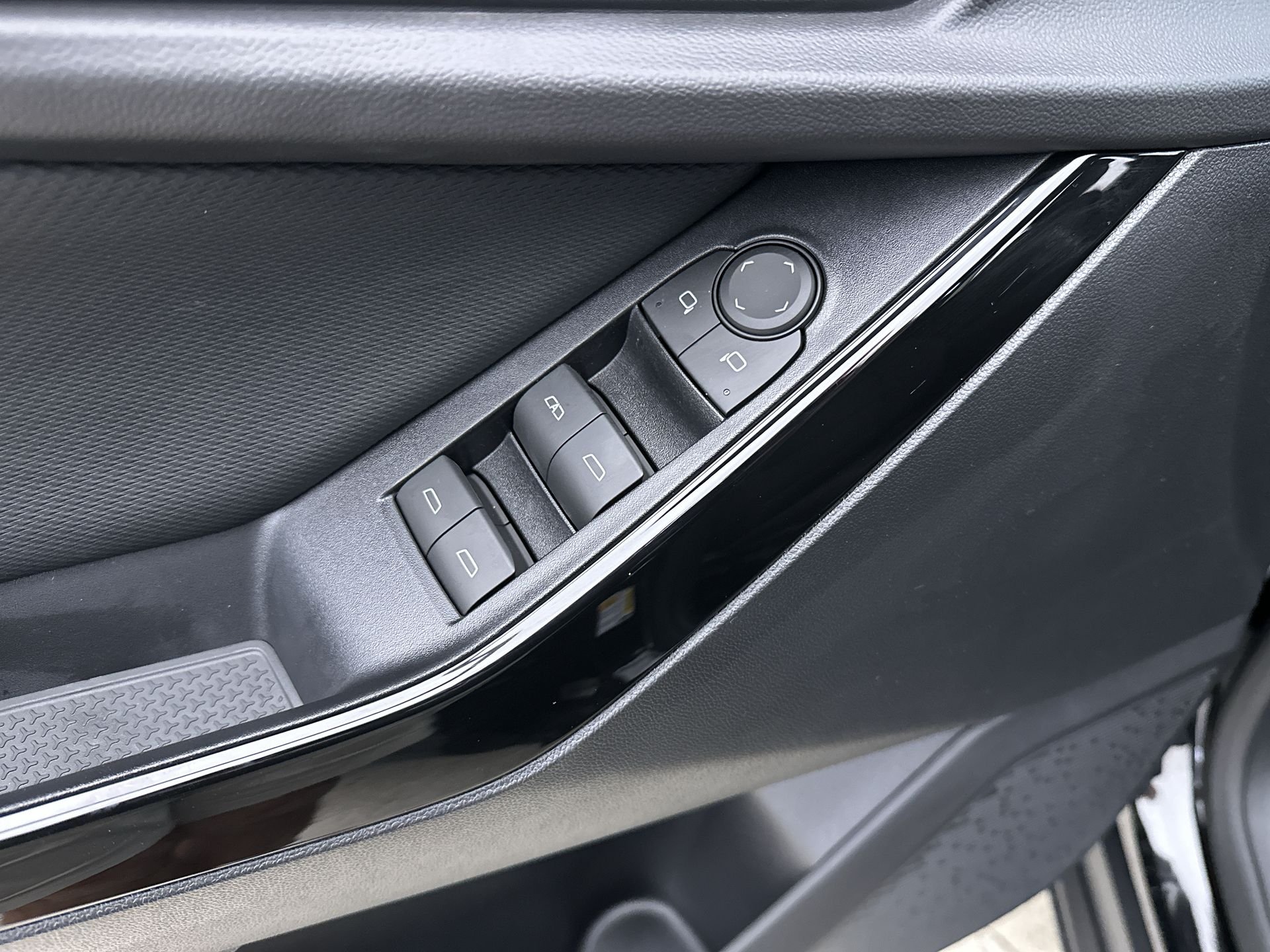 2027 Chevrolet Equinox LT - Photo 65
