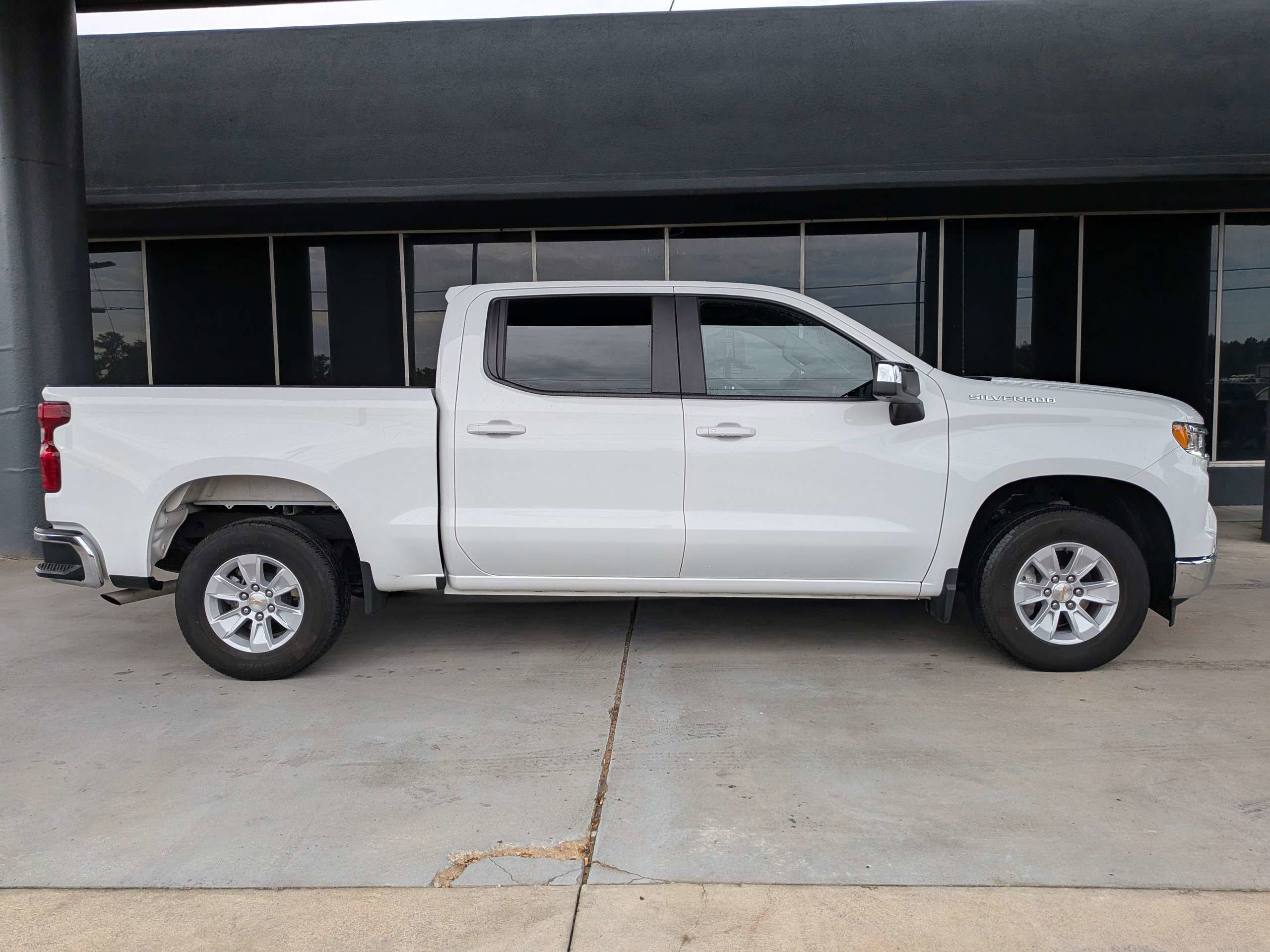 Used 2025 White Chevrolet LT image 2