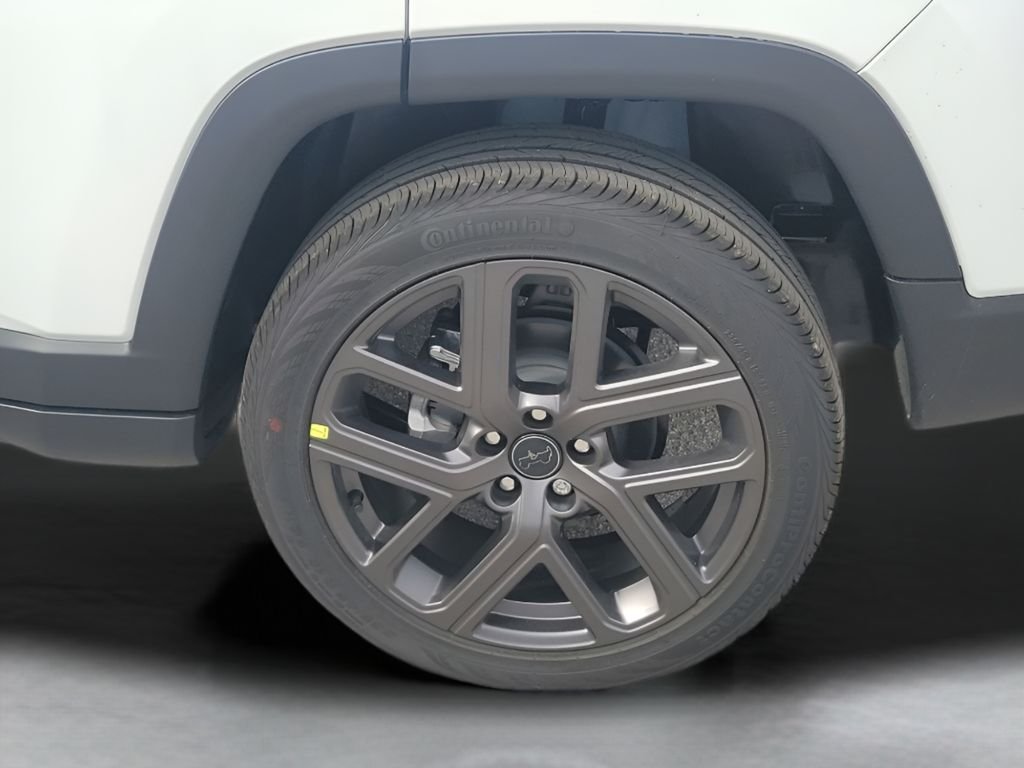 New 2026 Bright White Clear-Coat Exterior Paint Jeep Latitude image 18