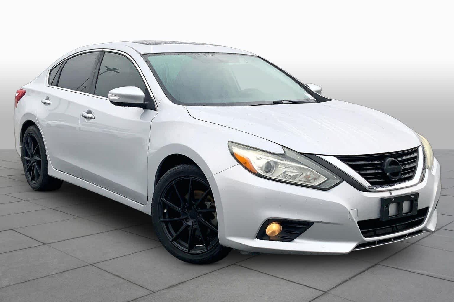 Used 2016 Brilliant Silver Nissan 2.5 SV image 3
