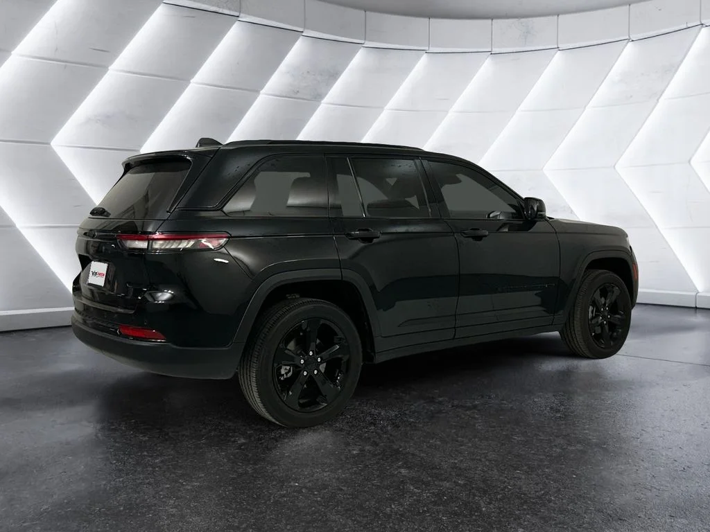 Used 2023 Black Jeep Altitude image 4
