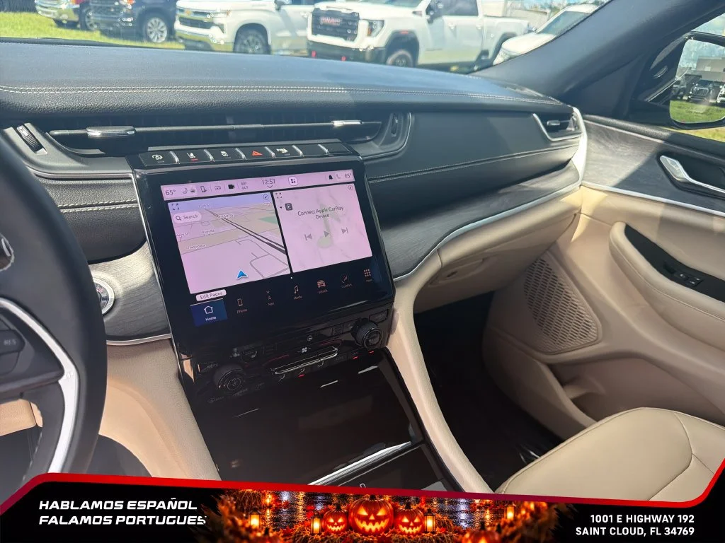 Used 2025 White Jeep Limited 4x4 image 18