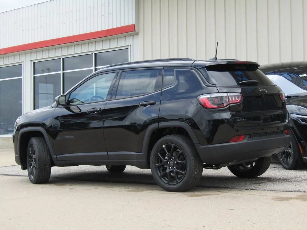 New 2026 Diamond Black Crystal Pearlcoat Jeep Latitude image 10