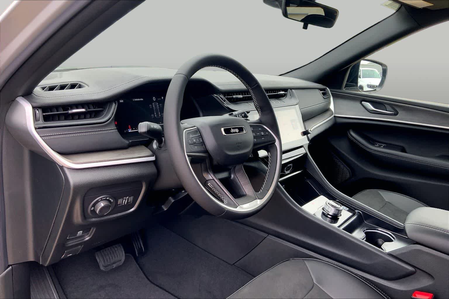 New 2026 Silver Zynith Jeep Laredo Altitude image 8