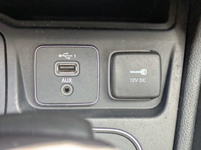 Used 2019 White Jeep Latitude Plus image 21