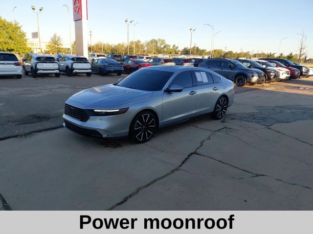 Used 2025 Solar Silver Metallic Honda Touring image 9