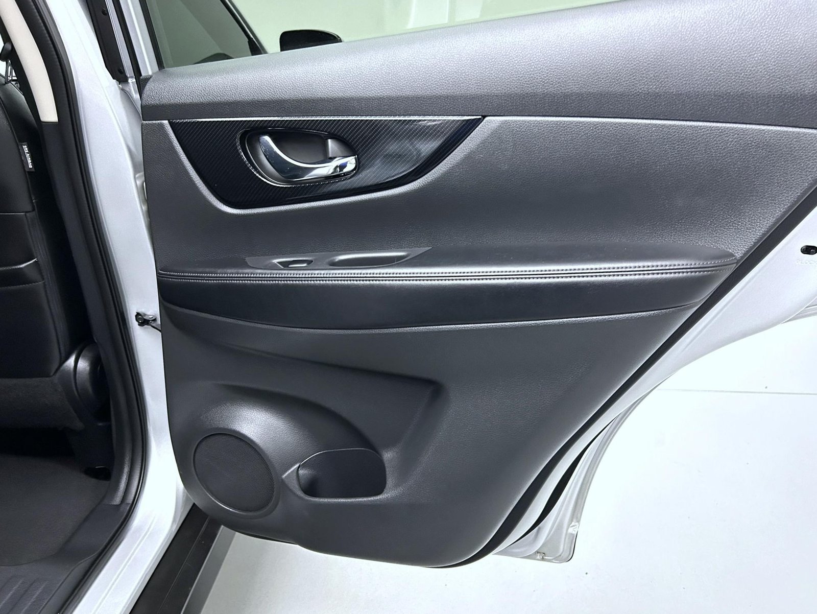 Used 2018 Brilliant Silver Nissan SL image 17