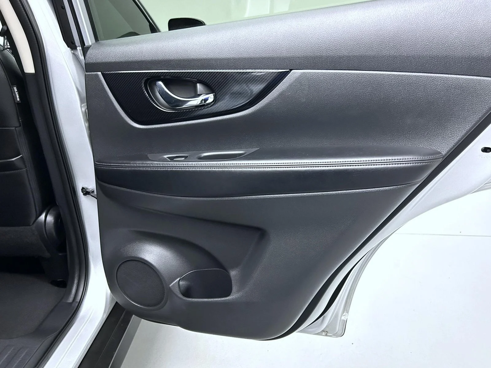 Used 2018 Silver Nissan SL image 17
