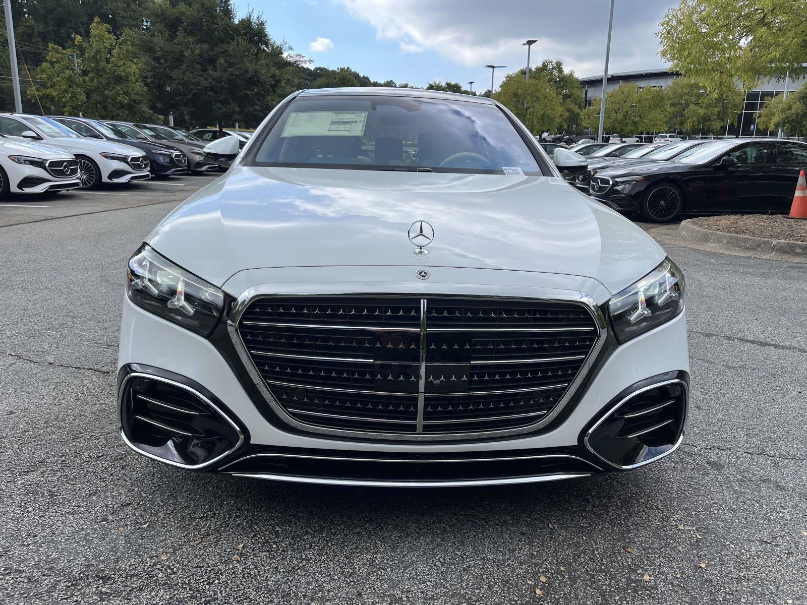 New 2027 MANUFAKTUR Moonlight White Metallic Mercedes-Benz S 500 4MATIC® Sedan image 4