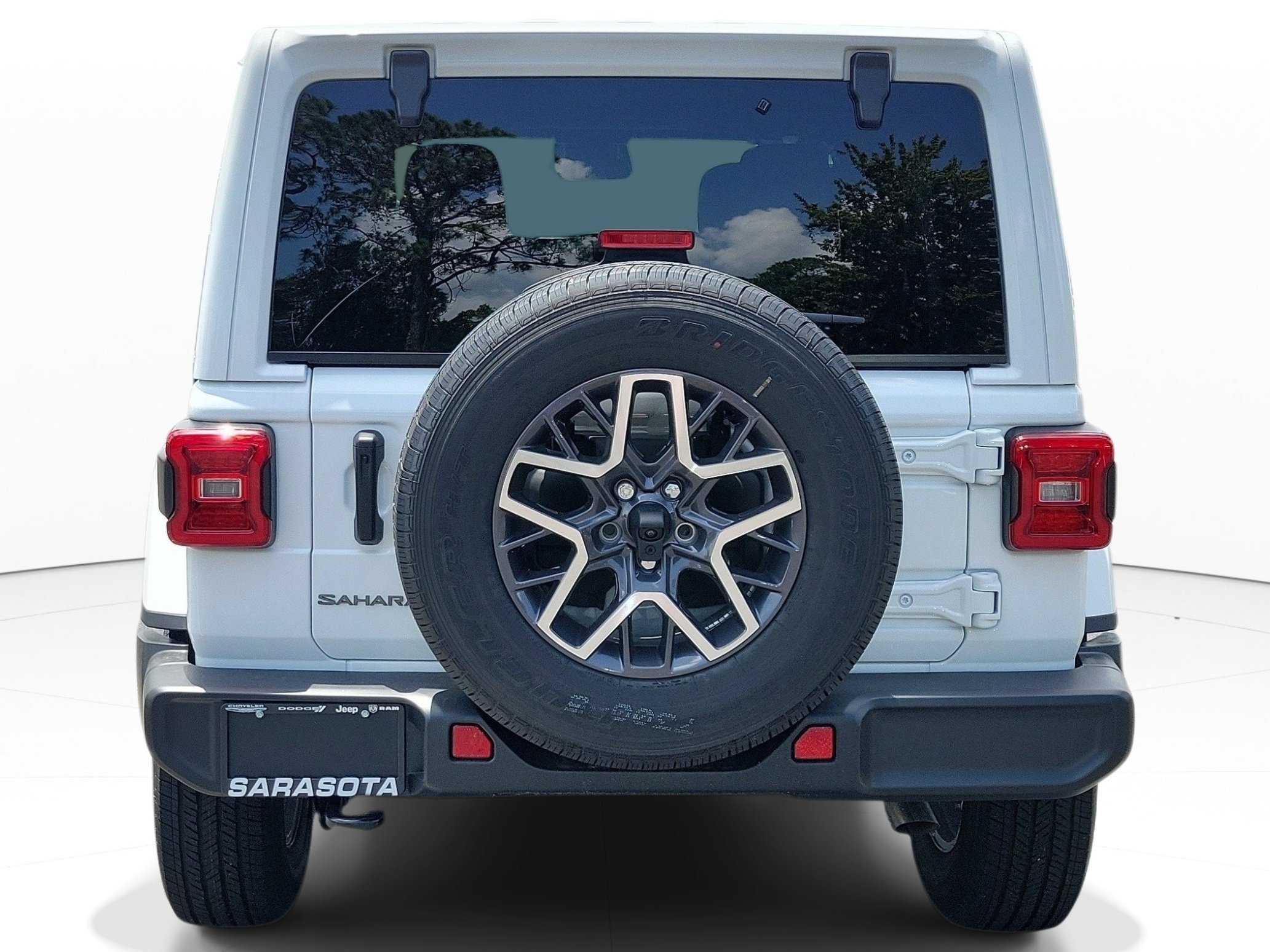 New 2026 Bright White Clear-Coat Exterior Paint Jeep Sahara image 5