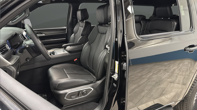 Used 2024 Diamond Black Crystal Pearlcoat Jeep Series II image 9