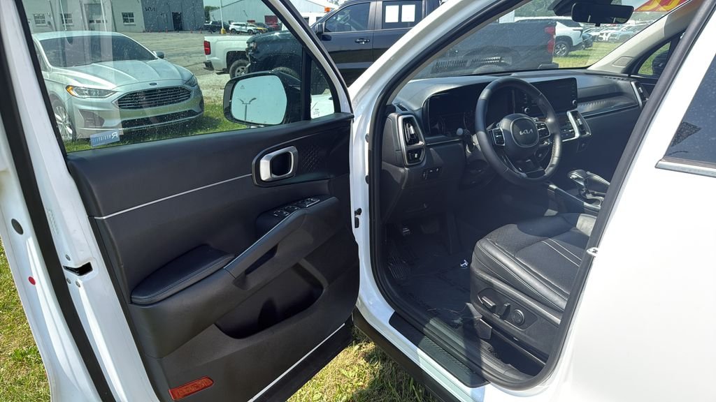 Used 2022 White Kia S image 22
