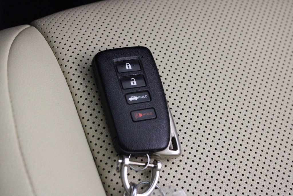 Used 2015  Lexus 250 image 30